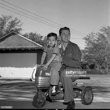 Audie Murphy Poses With Son Terry In Perrisca Michael Murphy Old Movie Stars American Heroes