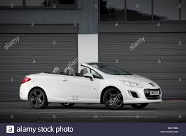 1587 cm³ anzahl der türen: Weisse Peugeot 308 Cc Roland Garros Cabrio Sportwagen Stockfotografie Alamy