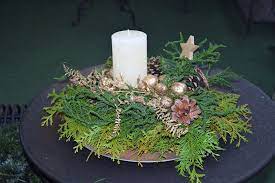 Gesteck aus eukalyptus und craspedia eine moderne. Gesteck Weihnachten Koniferen Moos Kerze Zapfen Deko Weihnachten Adventskranz Deko Winter Weihnachten Weihnachtsdekoration