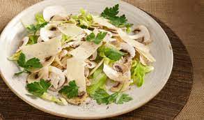 Sminuzzare aglio e prezzemolo, aggiungere sale pepe macinato a mano, il succo di un limone, due cucchiai di olio d'oliva, due cucchiai d'acqua. Insalate Di Funghi Crudi Alcune Ricette
