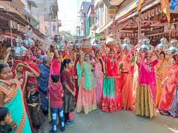 Women took out Dholi Kalash Yatra from Gomti Sagar pond, women's music  tomorrow | शिव-पार्वती विवाह महोत्सव: झालरापाटन में महिलाओं ने गोमती सागर  तालाब से निकाली धोली कलश ...