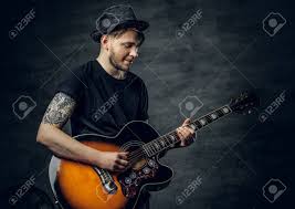 I want it so bad ! Handsome Junge Akustische Gitarre Blues Spieler Mit Tattoos Auf Arme Die Seine Musikalischen Fahigkeiten Lizenzfreie Fotos Bilder Und Stock Fotografie Image 78957722