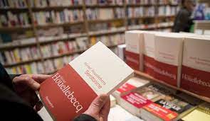«sérotonine», le dernier livre du romancier michel houellebecq, un des auteurs français les plus traduits à l'étranger, connaît un tel succès depuis sa sortie le 4 janvier que son éditeur flammarion a déjà décidé de réimprimer 50 000 exemplaires. Le Dernier Houellebecq Cartonne Deja En Librairie L Express