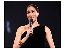 Una de las caras de la moneda de plata, que conmemora una victoria anticipada, pero nunca realizada, muestra una cruz y un escudo con la bandera cubana, y las frases: Por Que Pintandose Las Unas De Negro Meghan Pone En Un Aprieto A Kate