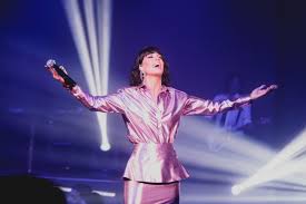 Σύμφωνα με πληροφορίες του like.com.cy το κρατικό κανάλι συζητά με την κύπρια τραγουδίστρια ήβη αδάμου να παρουσιάσει τις δέκα εκπομπές μέσα από τις οποίες θα προκύψει ο νικητής. Koyinelhs Apolayse Thn Agaphmenh Toy Hbh Adamoy Epi Skhnhs