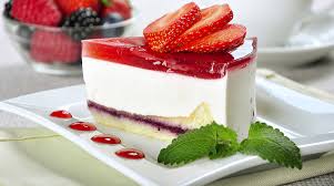 Dividere il formaggio spalmabile in due ciotole e in una aggiungere lo yogurt cremoso alla fragola. Cheesecake Alle Fragole Senza Uova La Ricetta