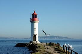 Le Phare Des Onglous Marque La Limite Entre Le Canal Du Midi Et L Etang De Thau Le Port Des Onglous Accueille Les Peniche Phare Eclairage De Maison Marseillan