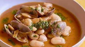 Los ingredientes de estas fabes con almejas son de lo más sencillos, y la preparación muy fácil, aunque como cualquier guiso, requiere bastante tiempo en el fuego para que las alubias queden perfectamente cocinadas, y el caldo muy gustoso. Video Fabes Con Almejas De Gipsy Chef Recetas El Comidista El Pais