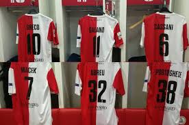 La maglia zurigo è una maglia da calcio a manica lunga, dalla vestibilità slim, ideale per affrontare le prestazioni sportive anche in presenza di condizioni le cuciture sono studiate per non creare attrito con la pelle, e far aderire perfettamente la maglia ad essa, così da non essere di intralcio ai movimenti. Maglia Bari Pisa A Meta Bianca E Rossa E Rottura Con Umbro