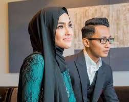 Tahniah kami ucapkan pada elfira loy dan sufian suhaimi yang telah selamat bertunang pada 6 oktober 2017 dan dijangka. Bapa Elfira Minta Sufian Suhaimi Move On