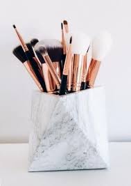 Epingle Par Takacspetrus Sur Rangement Maquillage Rangements Maquillage Pinceau Maquillage Utilisation Pinceaux Maquillage