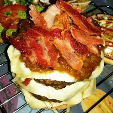 Pan Tostado Queso Amarillo Carne 200g Cebollas Caramelizadas Y Tocineta Estos Son Los Ingredientes Que Componen Esta Hamburguesa Esto Lo Hace The Hat Burger