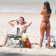 Bella Campos toma sol com Caio Manhente em dia de praia; fotos