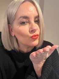 Donna Bott's Instagram, Twitter & Facebook