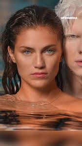 O femeie brunetă a avut un copil cu un albinos