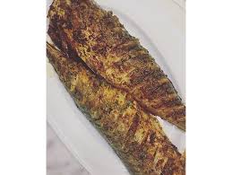 Se spala, se sterg, se ung cu ulei si se presara cu sare si piper. Macrou La Cuptor