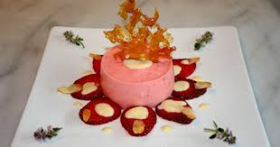 Erdbeer Mousse Mit Eierlikor Thymian Sabayon Und Karamellgitter Nachtisch Mit Eierlikor Erdbeer Mousse Coole Desserts Und Dessert