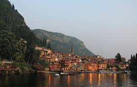 Varenna heeft een schitterende boulevard met een wandelpad langs de rotswand, boven het comomeer. Solo Travel Destination Varenna Italy
