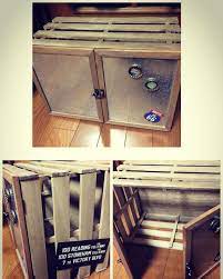 小さい棚が欲しくてdiy 材料は全てセリアにて スノコ 4 扉にブリキフレーム 2 磁石くっ付くから便利 蝶番 扉パカパカ防止用フック 横の飾りのプレート 100均 ってホントなんでも揃うわね 100均さまさまです スノコの出っ張りに板を置いて2段にする予定だけど