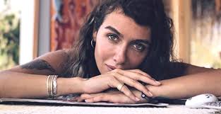 Bazen değişiklik gerekir (ünlülerin değişimi) 2014 miss turkey güzeli amine gülşe saçlarının rengin değiştirdi. Birce Akalay In Estetiksiz Hali Tipki Annesi Iste Unlu Isimlerin Merak Edilen Anneleri Foto Galerisi