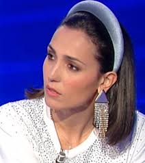 Blusa bianca, jeans attillati, una giacca… Caterina Balivo Spiazzata Dal Racconto Shock Di Justine Mattera Lanostratv