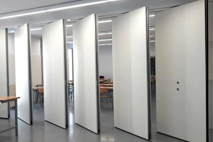 Sistema de mamparas divisorias para optimizar espacios, generada por IA