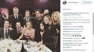 Le tournage de la saison 8 de the big bang theory vient d'être officiellement reporté. Les Acteurs De Friends Et The Big Bang Theory Reunis Le Temps D Une Soiree