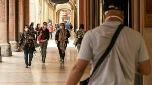 Obbligo di mascherina anti coronavirus dalle 18 alle 6, multa salatissima per chi non la indossa violando la. Mascherine All Aperto Verso La Rimozione Dell Obbligo