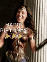 Image drôle (gif) meilleure image gif joyeux anniversaire. Joyeux Anniversaire Gal Gadot Souhaite Gif Meme Images Photo A Partager Avec Wonder Woman