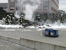 Auf tag24 erfährst du alles über brandursachen, kosten, folgen, infos über beteiligte wie opfer und täter. Feuer Heute Vormittag In Der Gutenbergstrasse Greift Von Hecke Auf Container Uber Garbsen City News