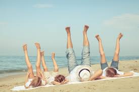 Aké topánky si zbaliť na dovolenku k moru? Od pláže po večer