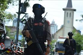 Di lokasi ledakan bom bunuh diri ditemukan potongan tubuh dengan kondisi mengenaskan, badannya hancur beserta sepeda motor yang dikendarainya. Grjagl Pwqedm