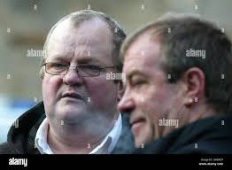 Michael Hamilton (a destra), padre di Vicky Hamilton, e famiglia aspettano  fuori Linlithgow Sherriff Court per l'arrivo di Peter Tobin. Peter Tobin è  dovuto fare una seconda apparizione in tribunale oggi dopo