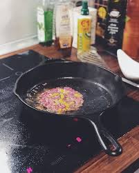 Maria Qvarnstrom Pa Instagram Tonight It Was Finally Time For Burgers Again Since We Got A Cast Iron Skillet Ear In 2020 Smash Burger Cast Iron Skillet Iron Pan