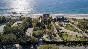 Sir Anthony Hopkins Is Selling His Malibu Home Perched On A Cliff S Edge Celebrity Realestatenews Malib In 2020 Malibu Homes Celebrity Houses California Real Estate