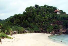 Pantai ngobaran di apit oleh 2 pantai cantik di sisi barat yaitu pantai nguyahan dan di sisi timur pantai ngrenehan. Pantai Ngandong Si Cantik Yang Tersembunyi Di Gunungkidul