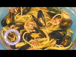 Pour un dressage très pratique et joli, dresser les pâtes en couronnes et versser les fruits de mer au centre. Spaghettis Aux Fruits De Mer Youtube