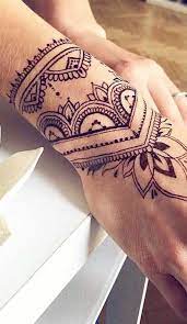 Tatuagem indiana: símbolos, desenhos, onde tatuar e fotos | Tatuagem mehndi, Tatuagem, Tatuagem na mão
