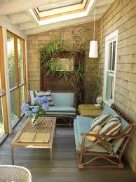 My Porch Is Long And Narrow Like This One Maybe Just A Small Wicker Loveseat And Chair Lean In 2020 Veranda Dekoration Outdoor Dekorationen Geschlossener Innenhof