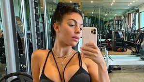 See more of georgina rodriguez on facebook. Georgina Rodriguez Lo Vuelve A Hacer Incendia Instagram Con Una Postura Imposible