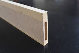 Ideal Pour Cacher Vos Fils Cables Et Goulotte Electriques Cette Plinthe Electrique En Medium Peut Etre Pe Plinthe Electrique Plinthes Plinthe Electrique Bois