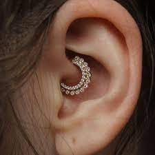 Les Medecins Recommandent Le Piercing Dans Cette Partie Du Corps Voici Pourquoi Elle Daith Piercing Jewelry Cute Ear Piercings Piercing Jewelry