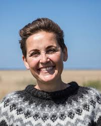 Hvor er det dejligt, at ministeren har trukket i land! Det var også det  eneste rigtige. Selvfølgelig skal danskere, der er adopteret til Danmark  ikke forskelsbehandles. I SF var vi IKKE en