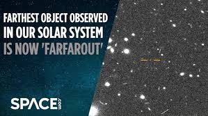 Contrairement à celle de la terre qui est circulaire, son orbite est cependant ovale qui, en plus, est déséquilibrée. Farfarout Is Officially The Most Distant Object In Our Solar System Space