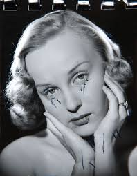 Celia Manzano, con blusa tipo campirano y collar, retrato