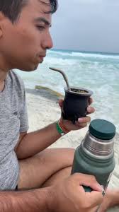 La vida es una sola ✨ #mates #mateandoenlaplaya #matesargentinos en la  playa 🇲🇽
