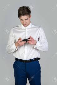 Coloris bleu marine, gris ou taupe, un astucieux système de pattes coulissantes permet de gagner en aisance. Homme En Chemise Blanche Et Pantalon Bleu Avec Boutons De Manchette Telephone Mec A Des Cheveux Elegants Sur Fond Gris Nouvelle Technologie Banque D Images Et Photos Libres De Droits Image 80238749