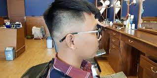 Meski terlihat sederhana, tetapi model rambut undercut mampu memberi kesan penampilan yang segar serta stylish. French Crop Gaya Rambut Pria Yang Klasik Dan Tak Ribet
