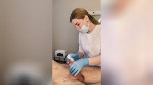 Я кончаю на руки доктора, пока она чистит мой член