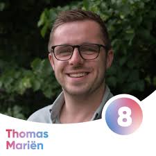 Thomas Mariën groeide op in Elzestraat en woont sinds enkele jaren met zijn  gezin in de wijk aan het station. Van jongs af aan was hij al sterk  geëngageerd, onder andere als